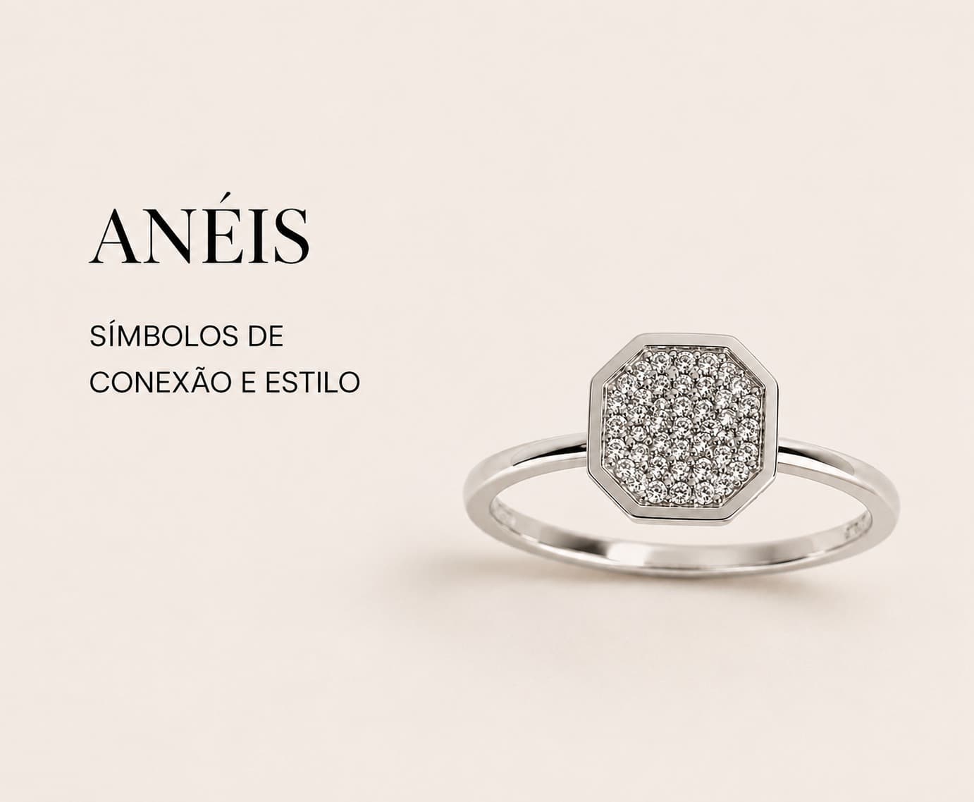 Anel de prata 925 com placa octogonal cravejada de zircônias, sobre fundo off-white.