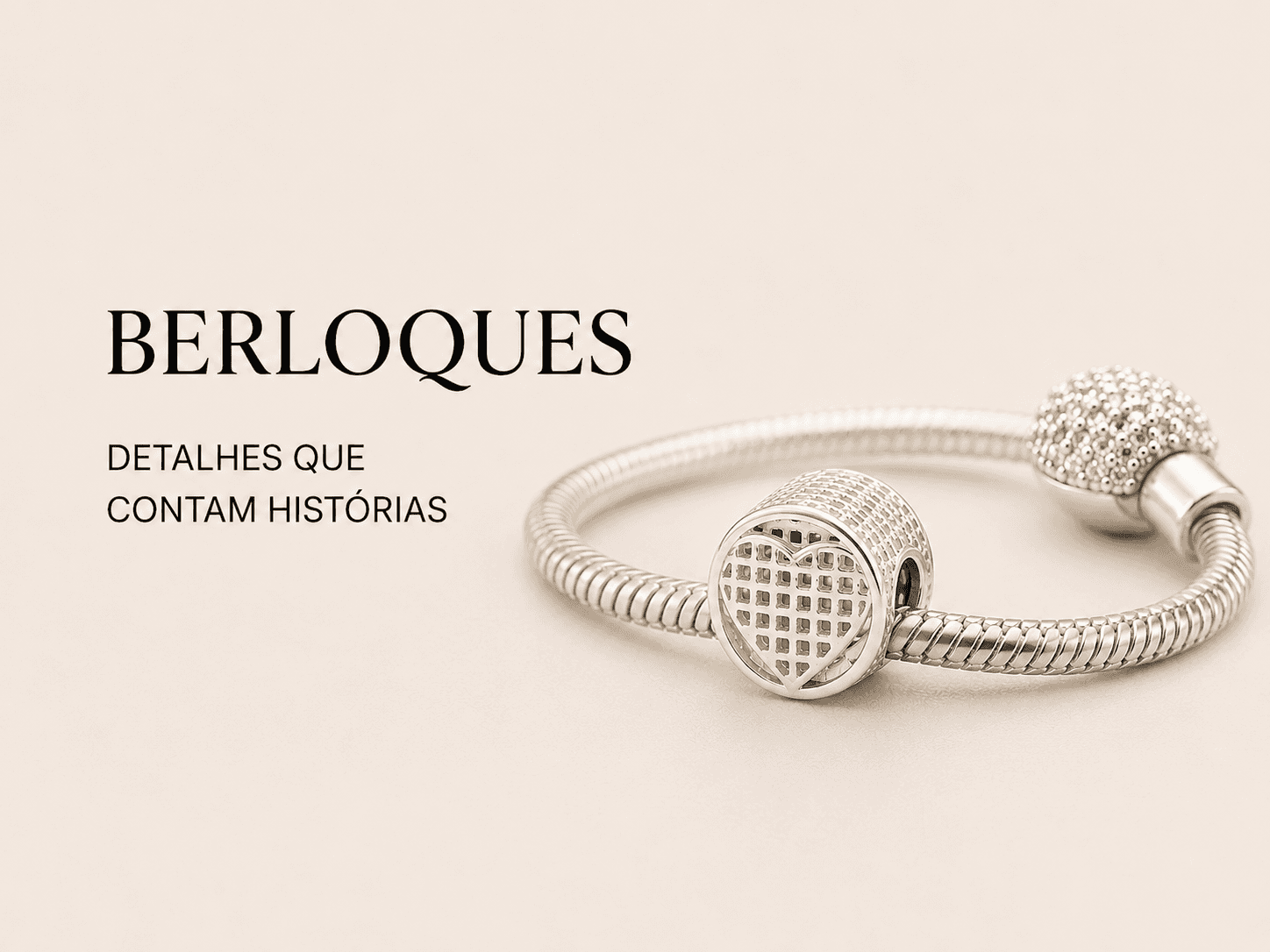 Pulseira de prata 925 com berloques esféricos texturizados, sobre fundo off-white.
