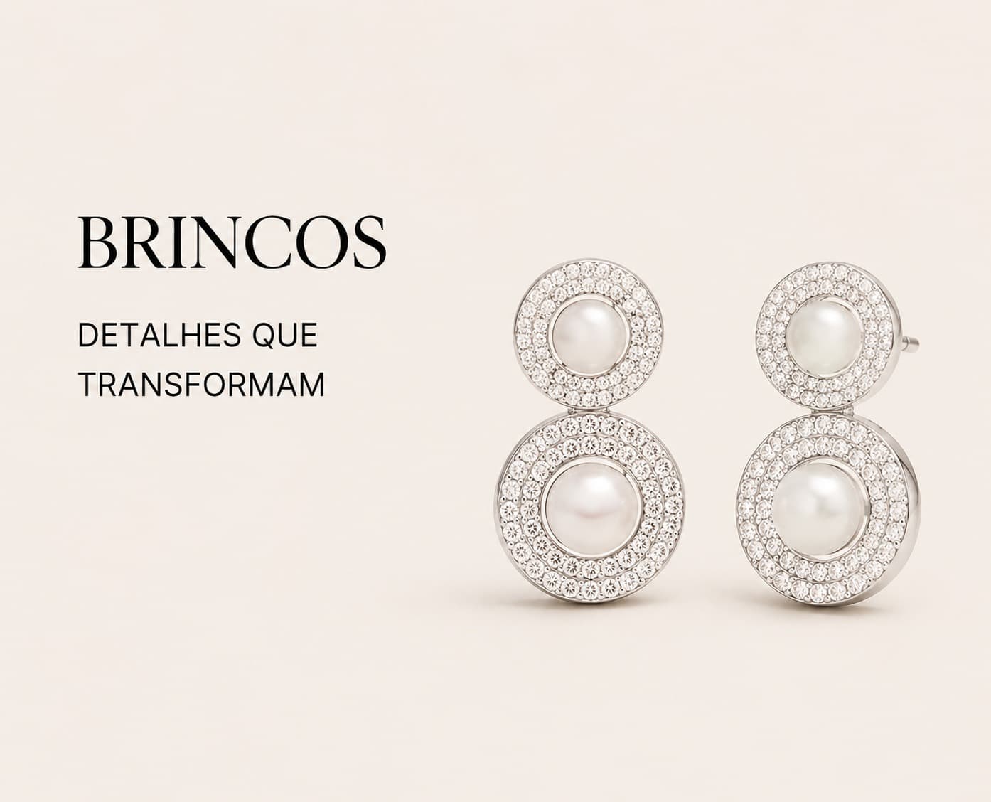 Brincos de prata 925 com pérola e aro cravejado de zircônias, sobre fundo off-white.