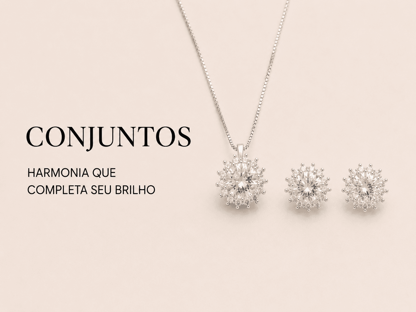 Conjunto de prata 925 com colar de pingente floral cravejado e brincos combinando, sobre fundo off-white.